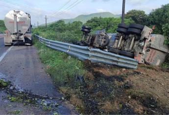 Vuelca pipa con combustible en la Mazatlán-Durango