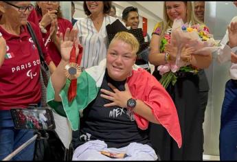 Retumba la tambora en el Aeropuerto de Mazatlán para recibir a la medallista Rosa María Guerrero