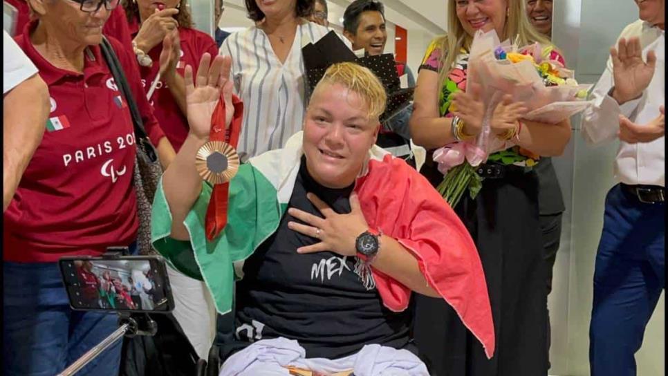 Retumba la tambora en el Aeropuerto de Mazatlán para recibir a la medallista Rosa María Guerrero