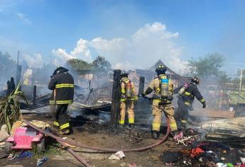 Voraz incendio consume vivienda de lámina en la invasión Bugambilias de Mazatlán 