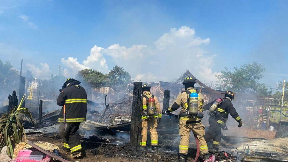 Voraz incendio consume vivienda de lámina en la invasión Bugambilias de Mazatlán 