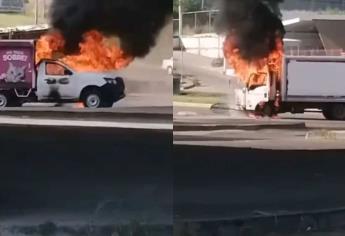 Queman dos carros en el cruce de la avenida Álvaro Obregón y La Costerita al sur de Culiacán