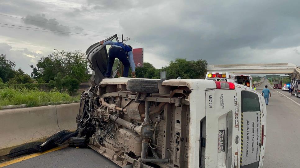 Choca y vuelca camioneta en la carretera Mazatlán-Culiacán en el km 10