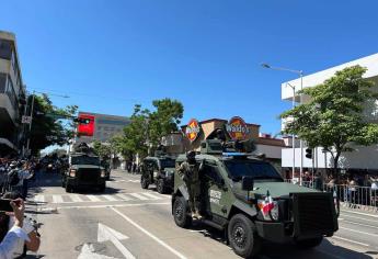 Militares desfilan por el 214 Aniversario de la Independencia de México, en Culiacán