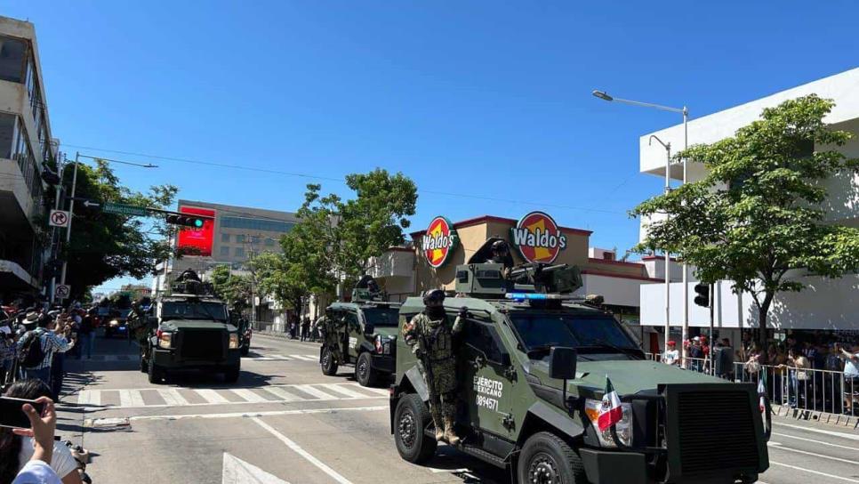 Militares desfilan por el 214 Aniversario de la Independencia de México, en Culiacán