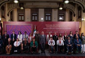 AMLO entrega estímulo económico a Marco Verde en Palacio Nacional 