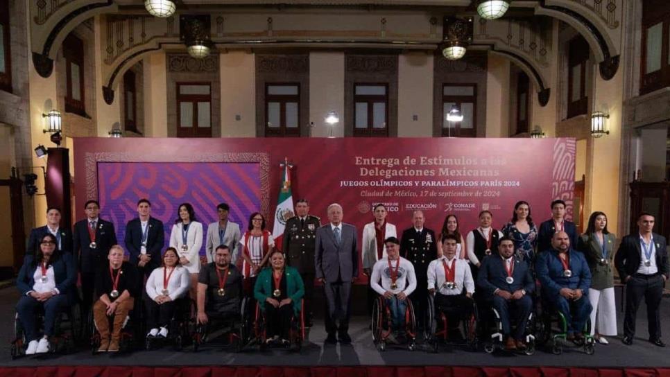 AMLO entrega estímulo económico a Marco Verde en Palacio Nacional 