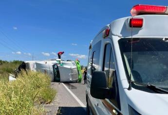 Tráiler sufre volcadura en El Carrizo, Ahome; conductor resulta ileso