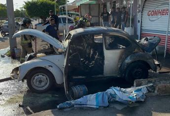 Falla eléctrica genera incendio en vocho en taller de Mazatlán