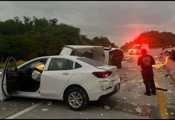 Conductor “pestañea” y vuelca tras chocar en el libramiento Mazatlán-Culiacán