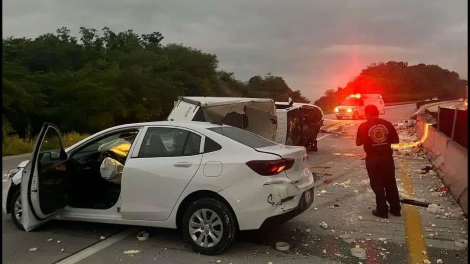 Conductor “pestañea” y vuelca tras chocar en el libramiento Mazatlán-Culiacán