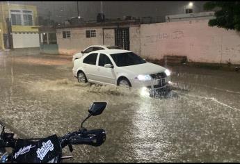 Fuerte lluvia sorprende a Mazatlán; se registran encharcamientos en varias zonas