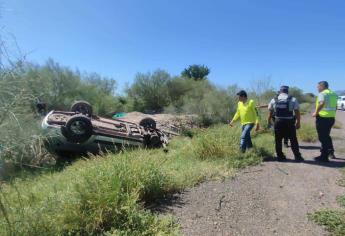 Se le sale una llanta en la México 15 y se vuelca en su camioneta