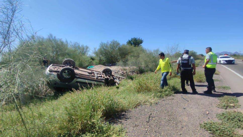 Se le sale una llanta en la México 15 y se vuelca en su camioneta