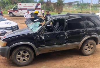 Jóvenes chocan contra luminaria y vuelcan en camioneta cerca de Pradera Dorada en Mazatlán