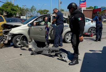 Encontronazo de vehículos deja a dos adultos mayores lesionados por la Santa Rosa en Mazatlán