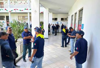 Policías jubilados y viudas toman el Palacio de Ahome; exigen pagos