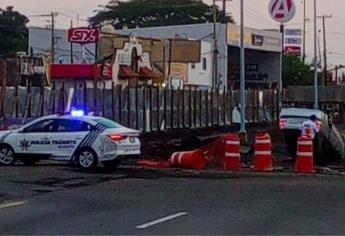 Conductor vuelca su vehículo dentro de construcción de puente en Mazatlán