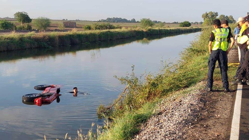 Hombre cae en su camioneta al canal Sevelbampo en Ahome