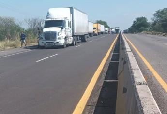 Caos en La Costera; lanzan ponchallantas al norte de Culiacán