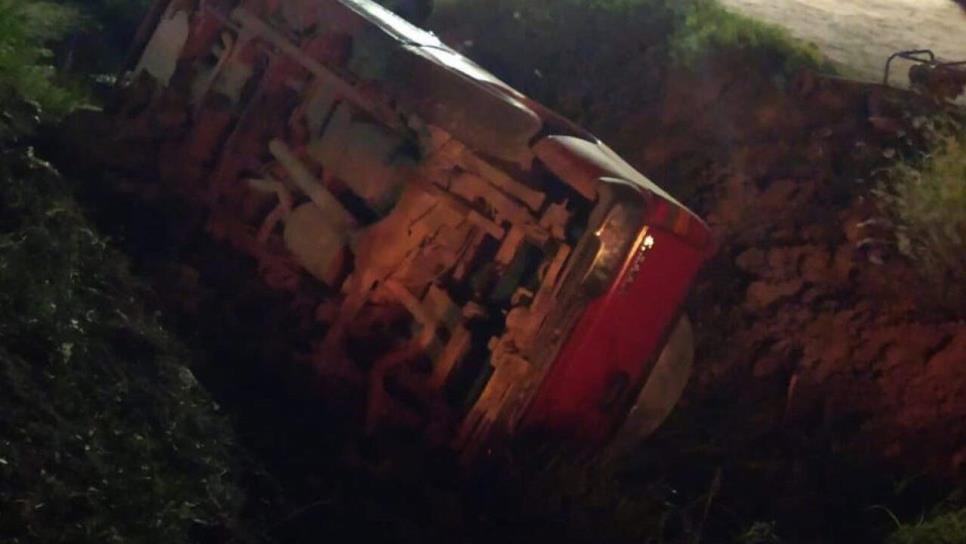 Conductor se sale de la carretera y cae a un canal de riego en la Mochis - Ahome