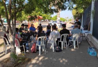 El pleito político no tiene por qué afectarnos, alumnos de la UAS toman clases en la banqueta por segundo día 