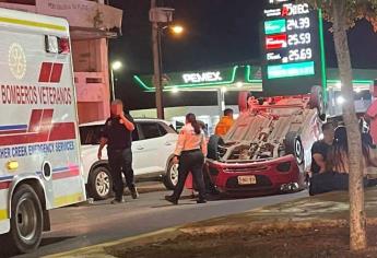 Conductor vuelca frente a plaza comercial en Mazatlán