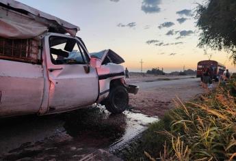 Conductor resulta lesionado al chocar contra un camión de jornaleros en Ahome