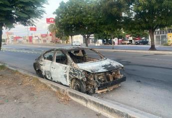 Sujetos armados bloquean parte del bulevar Lola Beltrán y queman un vehículo en Culiacán