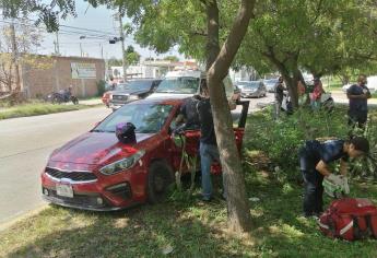 Accidente en glorieta de Dorados de Villa, Mazatlán termina con dos autos sobre el camellón