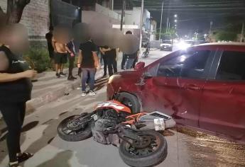 Menores motociclistas se estampan contra un vehículo en Mazatlán