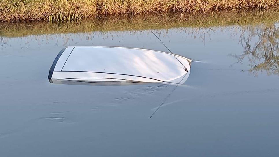 Localizan un vehículo en un canal de riego en Ahome; estaba abandonado