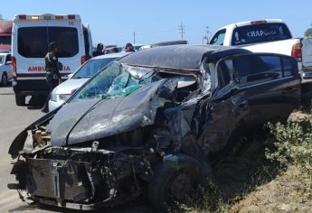 Joven termina lesionado y prensado tras invadir carril en su vehículo cerca de Mayocoba, Ahome