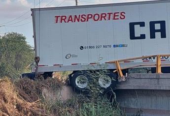 A punto de caer al Canal Lateral 18 termina un tráiler en Los Mochis