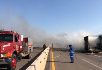 Se incendia tráiler que transportaba grano en Angostura