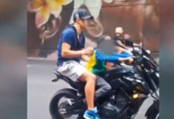 Captan a un niño manejando una moto en una rodada en la CDMX  VIDEO