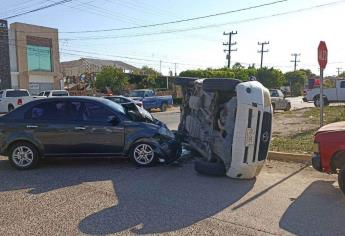 Choque termina en volcadura en Los Mochis, hay dos lesionados