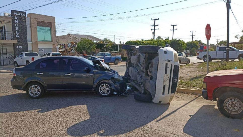 Choque termina en volcadura en Los Mochis, hay dos lesionados