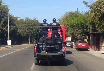 Aseguran a dos motociclistas con armas largas y cortas en Culiacán