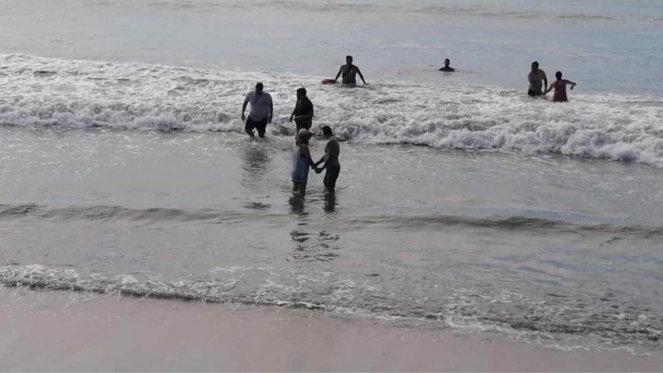 Salvavidas de Mazatlán rescatan a 5 turistas de ahogarse en playas del puerto