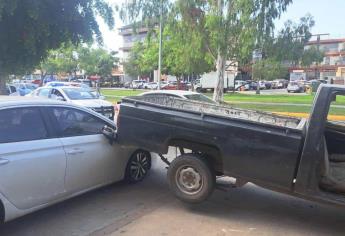 Carambola deja un lesionado y cuantiosos daños materiales cerca de La Marina en Mazatlán