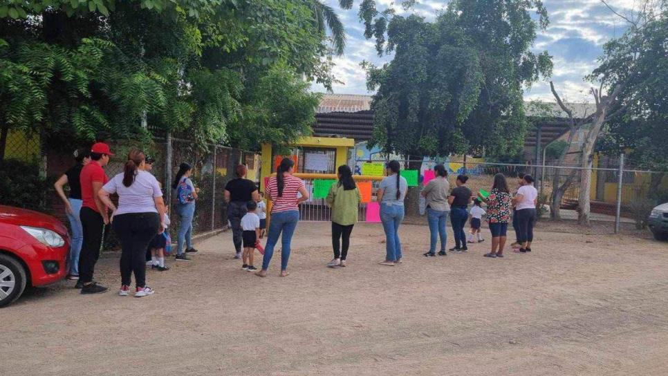 Conflicto educativo en El Roble: Padres exigen solución por ausencia de maestra