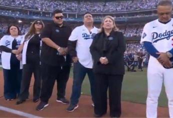 Serie Mundial 2024: Corean el nombre de Fernando Valenzuela en el Dodger Stadium