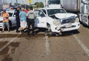 Tráiler choca a conductor de una camioneta en la México 15 en El Tajito, Guasave