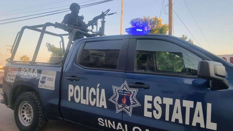 Policías estatales detienen a dos motociclistas con armas de fuego en persecución