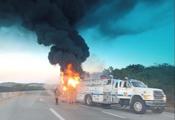 Se incendia tráiler en el acceso a la carretera Mazatlán-Tepic, por la zona norte del municipio