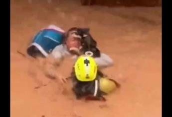 Así fue el rescate de una mujer y su mascota tras inundaciones en Valencia, España | VIDEO