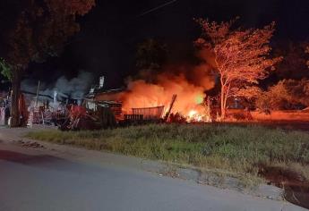 Incendio consume humilde vivienda en Villa Unión; rescatan a mujer que estaba al interior