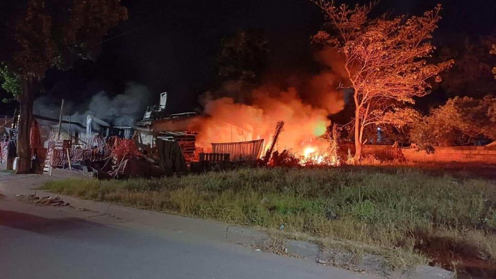 Incendio consume humilde vivienda en Villa Unión; rescatan a mujer que estaba al interior