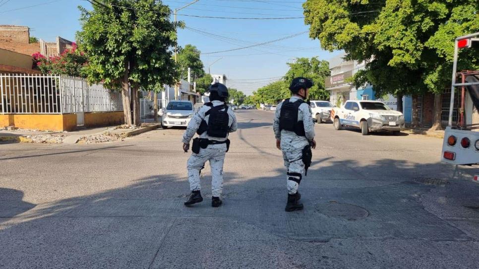 Con rifles de asalto dos sujetos despojan un vehículo Cupra en Culiacán